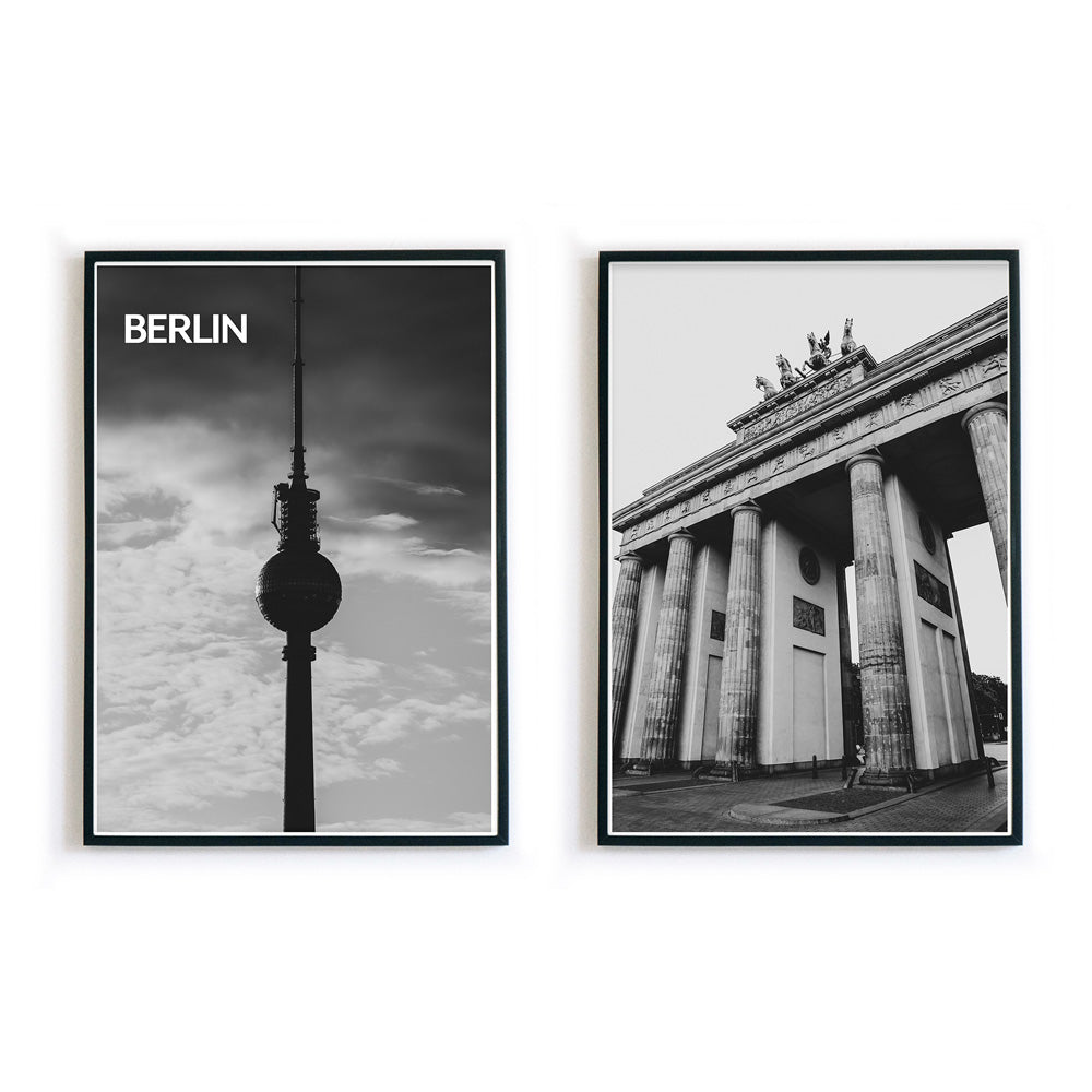 2er Berlin Poster Set in schwarz weiß vom Fernsehturm und dem Brandenburger Tor. Bilder in schwarzen Bilderrahmen