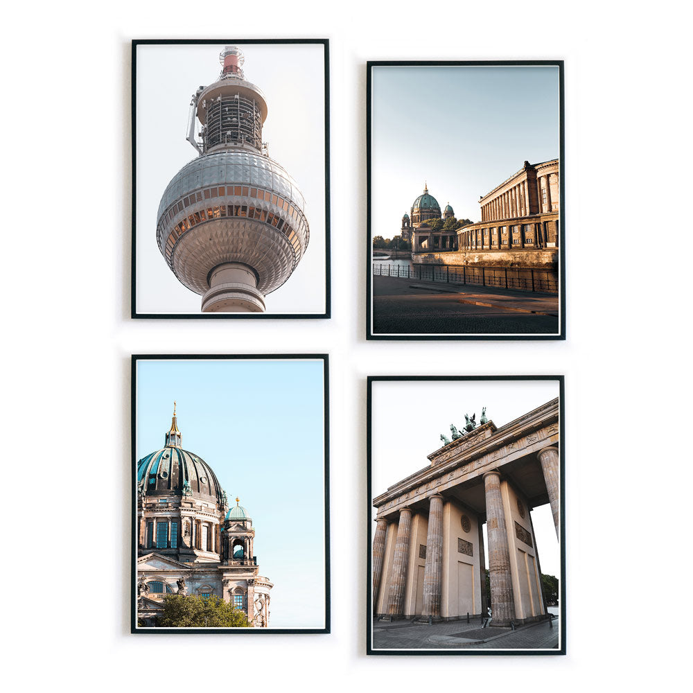 4er Berlin Poster Set im farbigen Retro Look. Motive vom Fernsehturm, Berliner Dom und dem Brandenburger Tor. Bilder in schwarzen Bilderrahmen.