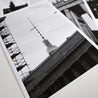 Nahaufnahme von einem schwarz Weiß Poster mit dem Berliner Fernsehturm als Motiv.