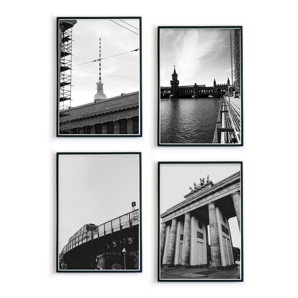 4er Berlin Poster Set in Schwarz Weiß mit den Motiven, Fernsehturm, U-Bahn, Oberbaumbrücke und dem Brandenburger Tor. Bilder in schwarzen Bilderrahmen.