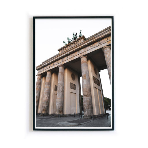 Poster vom Brandenburger Tor. Bild im schwarzen Bilderrahmen gerahmt.