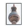 Berlin Poster vom Alexanderplatz im Retro Look. Nahaufnahme der Kugel. Bild im schwarzen Bilderrahmen.