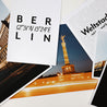 Nahaufnahme vom farbenfrohen Berlin Poster Set. Siegessäulen Motiv und darüber ein Berlin Spruch Bild mit Koordinaten.