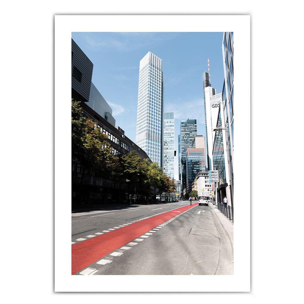 Frankfurt Poster, Straße und Fahrradweg im Vordergrund, dahinter Frankfurter Skyline. Bild mit weißen umlaufenden Rand.