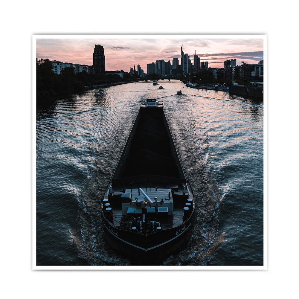 Frankfurt am Main Poster. Boot fährt über den Main, im Hintergrund die Frankfurter Skyline zum Sonnenuntergang. Bild im quadratischen Format.