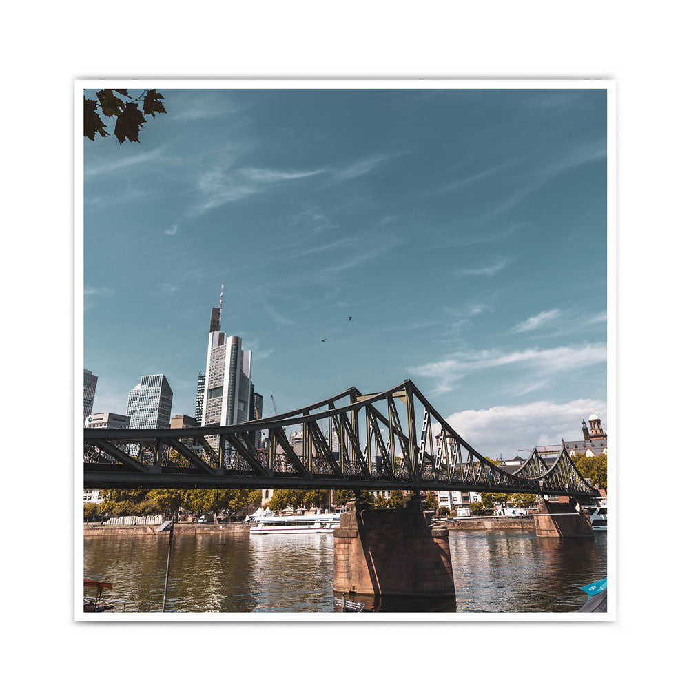 Frankfurt Poster vom Eisernen Steg und der Skyline im Hintergrund. Bild mit weißen umlaufenden Rand. Bild im quadratischen 30x30cm Format.
