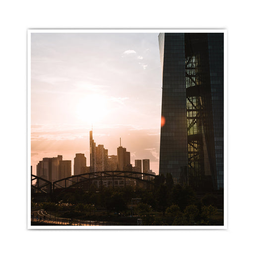 Frankfurt Poster der EZB zum Sonnenuntergang. Im Hintergrund die Frankfurt Skyline. Bild im quadratischen Format.