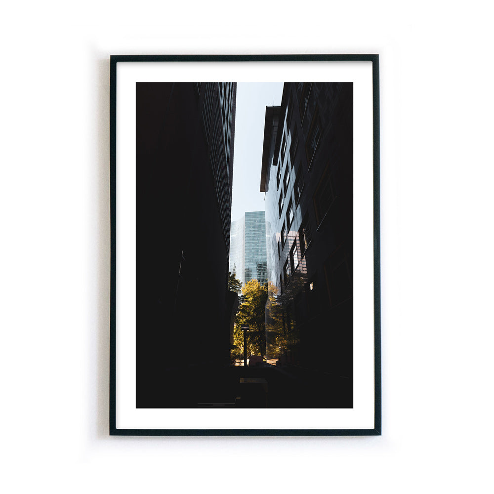 Frankfurt Poster mit blick durch die Frankfurt Hochhäuser. Bild mit weißen umlaufenden Rand, gerahmt im schwarzen Rahmen.