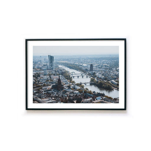 Frankfurt Bild im Querformat, Blick über die Stadt. Bild mit weißen umlaufenden Rand. Bild fertig gerahmt.