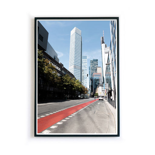 Frankfurt Poster, Straße und Fahrradweg im Vordergrund, dahinter Frankfurter Skyline. Bild im schwarzen Rahmen.