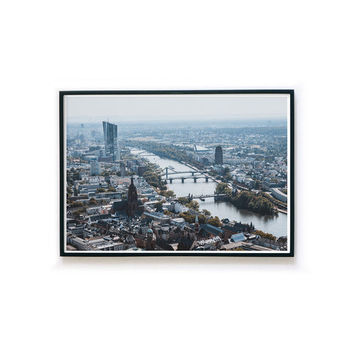 Frankfurt Bild im Querformat, Blick über die Stadt. Bild im schwarzen Bilderrahmen.