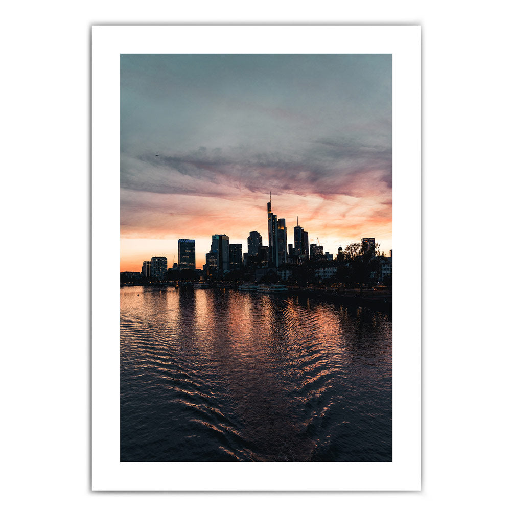 Frankfurt Skyline Poster zum Sonnenuntergang. Kraftvoller Himmel mit Spiegelungen im Main. Bild mit weißen umlaufenden Rand.