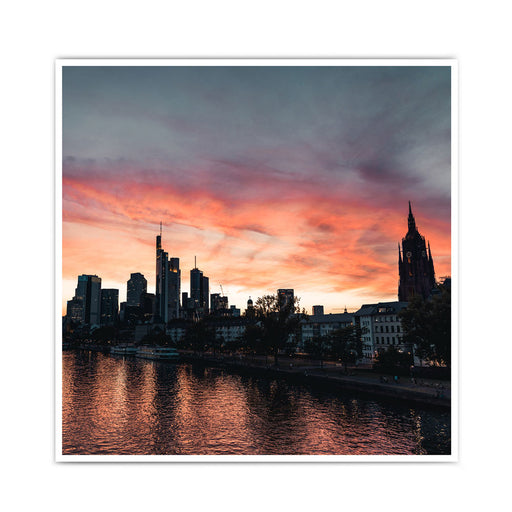 Frankfurt Skyline Poster im Querformat. Roter Himmel zum Sonnenuntergang, Spiegelung im Main.  Bild im quadratischen Format.