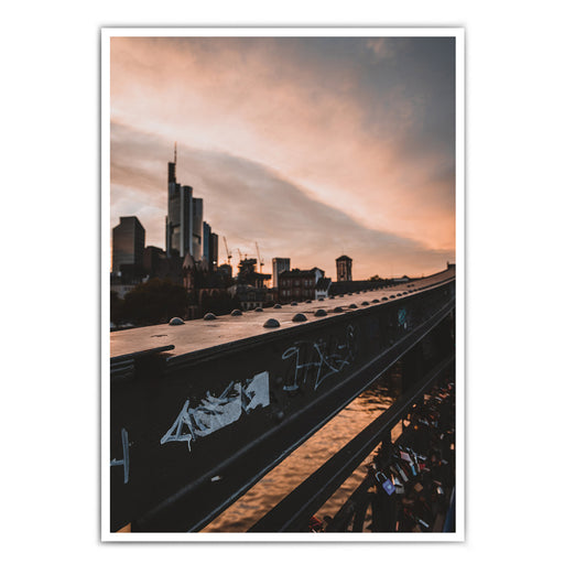 Frankfurt Poster vom Eisernen Steg zum Sonnenuntergang. Frankfurter Skyline im Hintergrund.