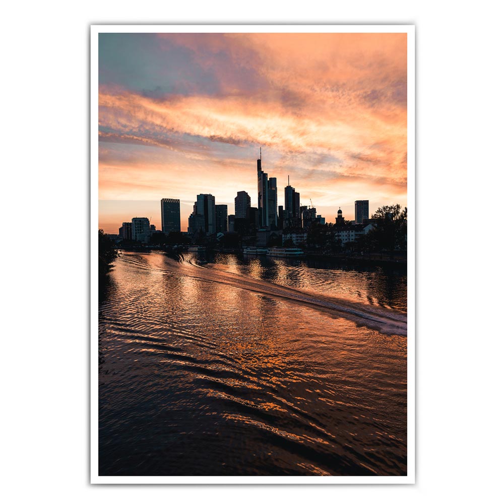 Frankfurt Poster vom Main und der Frankfurter Skyline, mit rotem Himmel beim Sonnenuntergang.