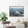 Frankfurt Bild im Querformat, Blick über die Stadt. Bild im schwarzen Rahmen an der Wand im Wohnzimmer.