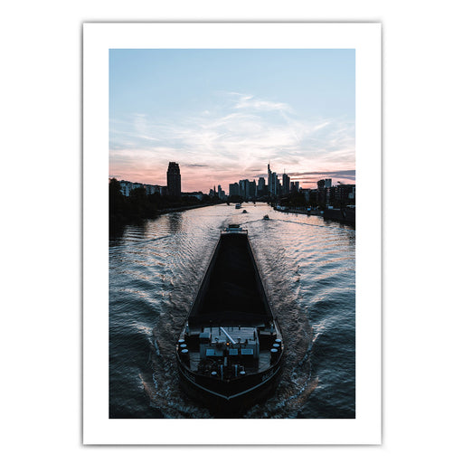 Frankfurt am Main Poster. Boot fährt über den Main, im Hintergrund die Frankfurter Skyline zum Sonnenuntergang. Bild mit weißen umlaufenden Rand.