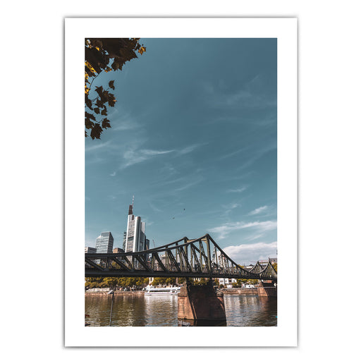 Frankfurt Poster vom Eisernen Steg und der Skyline im Hintergrund. Bild mit weißen umlaufenden Rand.