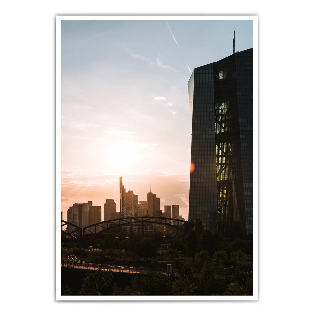 Frankfurt Poster der EZB zum Sonnenuntergang. Im Hintergrund die Frankfurt Skyline.