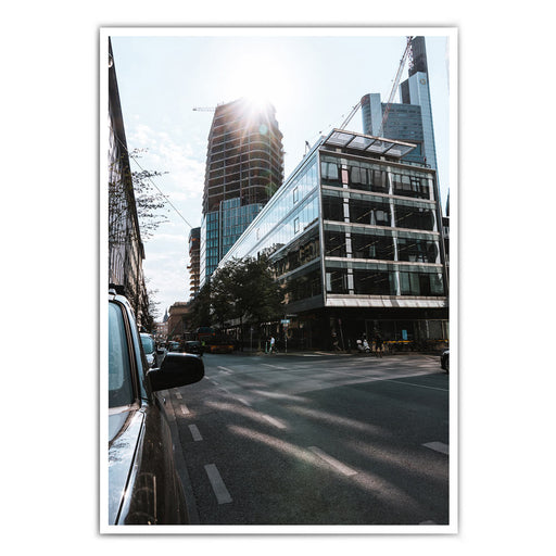 Frankfurt Poster von den Straßen Frankfurts im Street Style. Sonnenstrahlen hinter der Frankfurter Skyline.