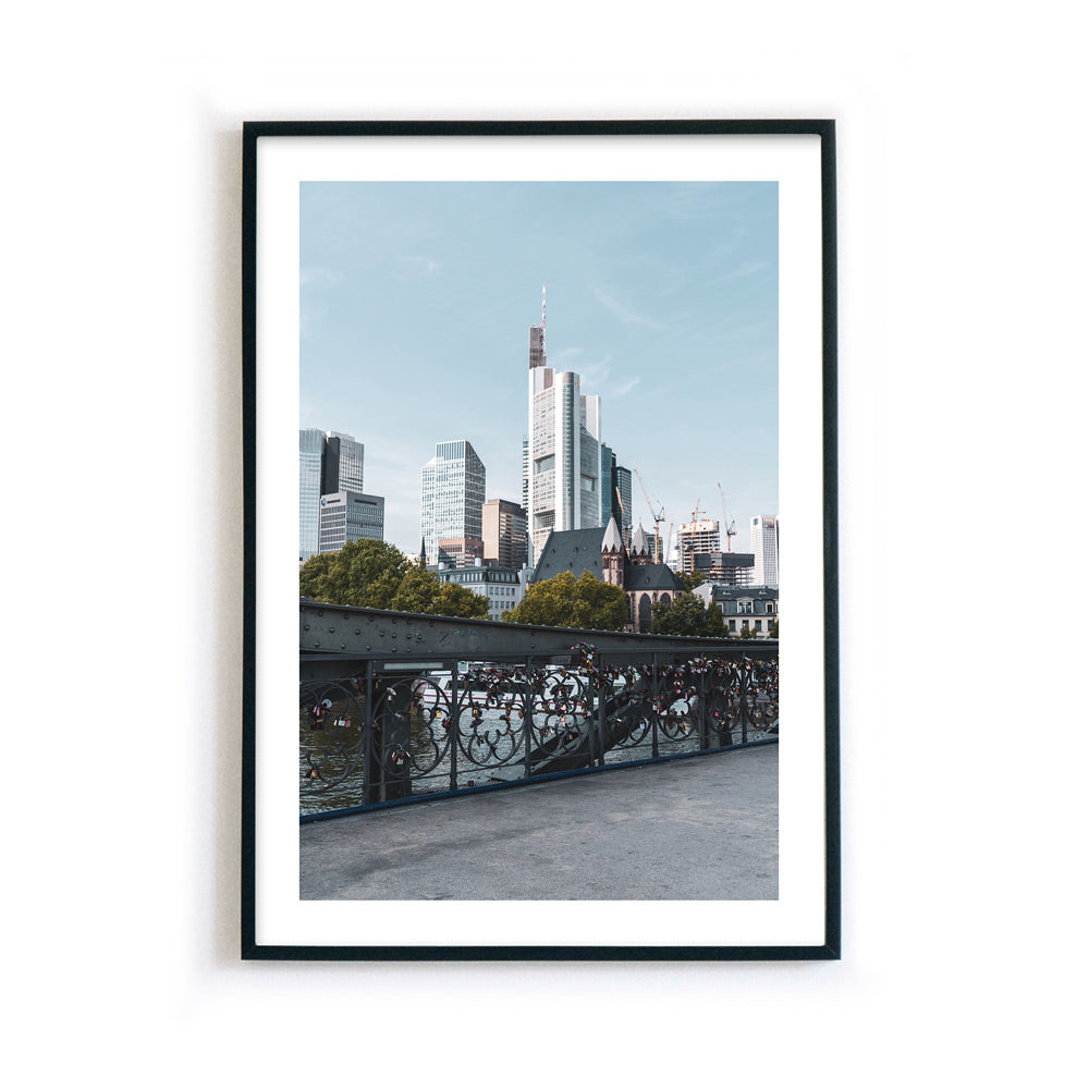 Frankfurt am Main Skyline Poster im Retro Look. Bild mit weißen umlaufenden Rand. Bild im schwarzen Bilderrahmen.