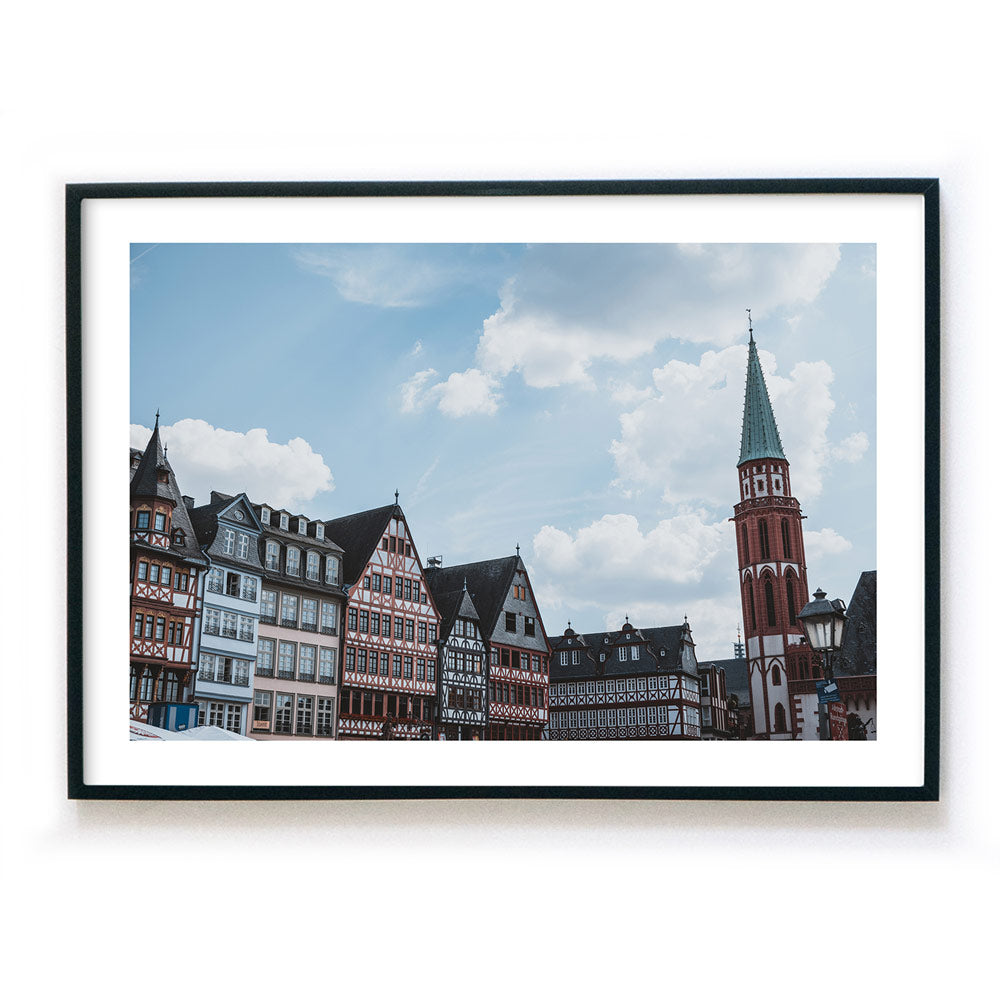Frankfurt Poster im Querformat vom Frankfurter Römer. Bild mit weißen umlaufenden Rand, fertig gerahmt.