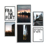 Frankfurt Bilderwand in Farbe. 4 FFM Fotografien bei Sonne und 2 Spruch Bilder. Bilder in schwarzen Rahmen.