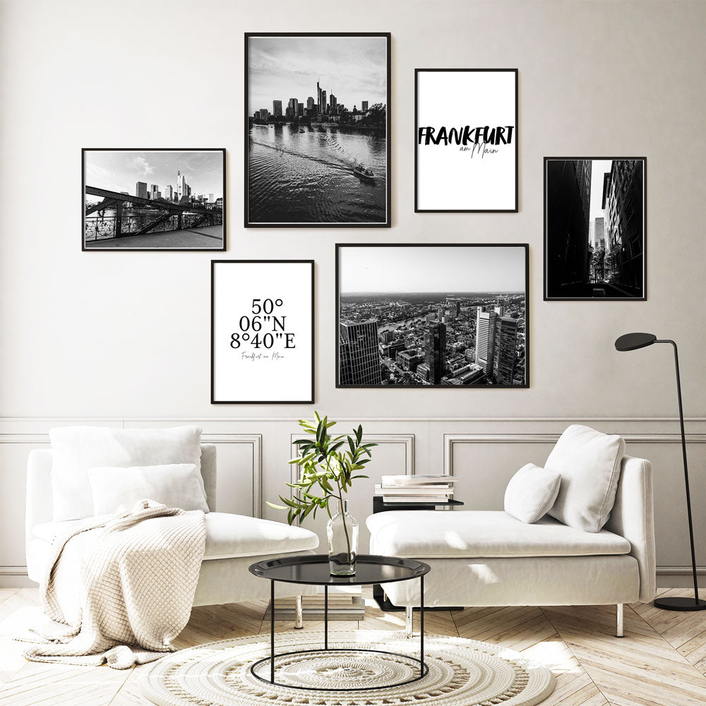 Frankfurt Poster Set in schwarz Weiß. Motive der Frankfurter Skyline und 2 Spruch Bildern. Bilder in schwarzen Bilderrahmen an der Wohnzimmerwand