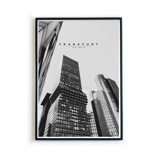 Frankfurt Poster in Schwarz Weiß vom Omni Turm und der Frankfurter Skyline. Frankfurt am Main Schriftzug in der Mitte des Bildes. Bild im schwarzen Rahmen.