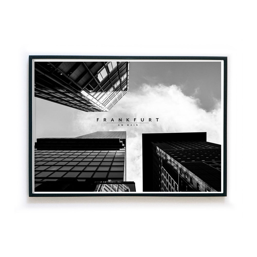 Schwarz Weiß Frankfurt Poster im Querformat. Blick in den Himmel, von der Straße aus neben dem Omni Turm. Frankfurt am Main Schriftzug in der Mitte des Bildes. Bild im schwarzen Rahmen.