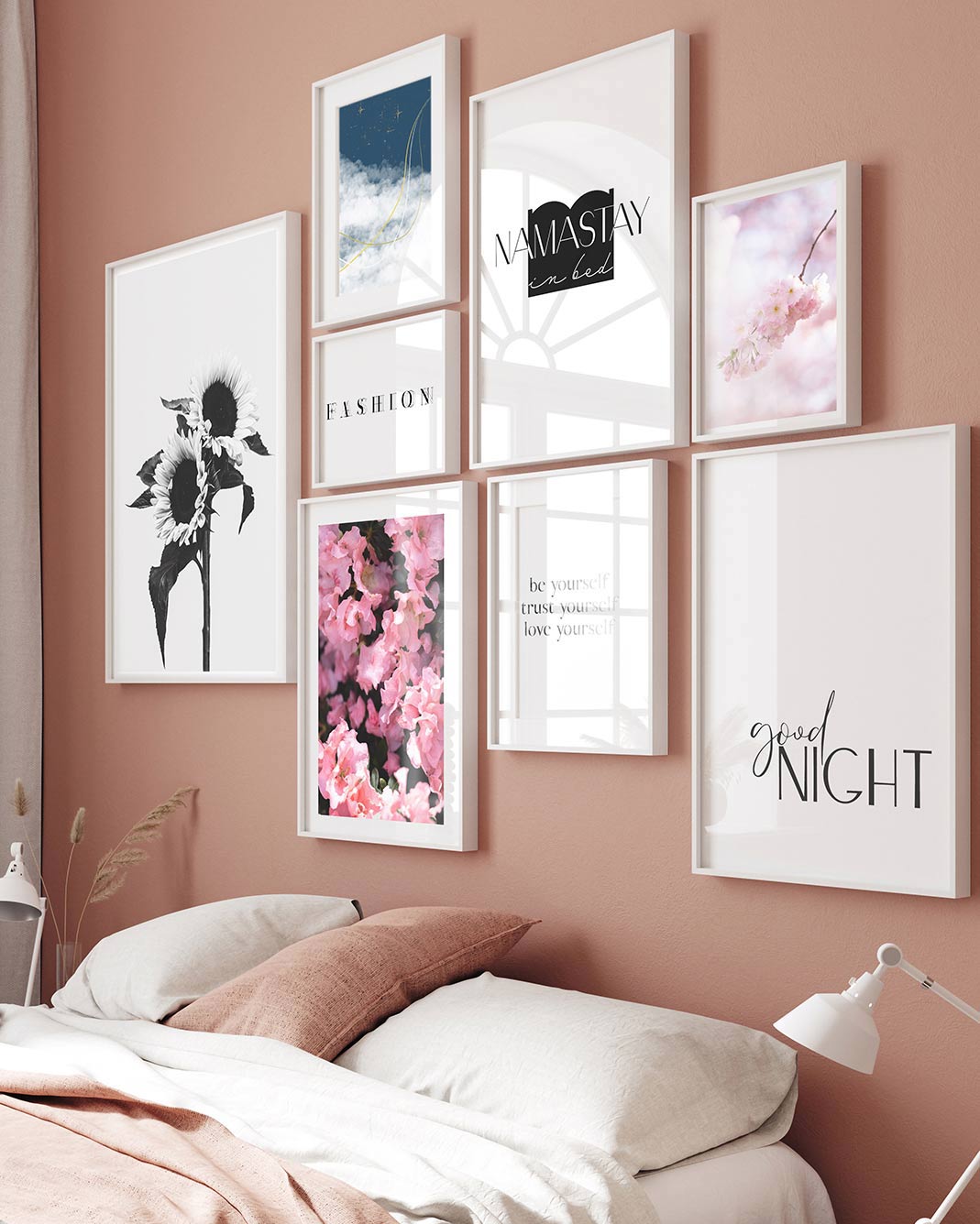 Poster in weißen Bilderrahmen im Schlafzimmer über dem Bett. Passende Sprüche kombiniert mit Blumen Bildern