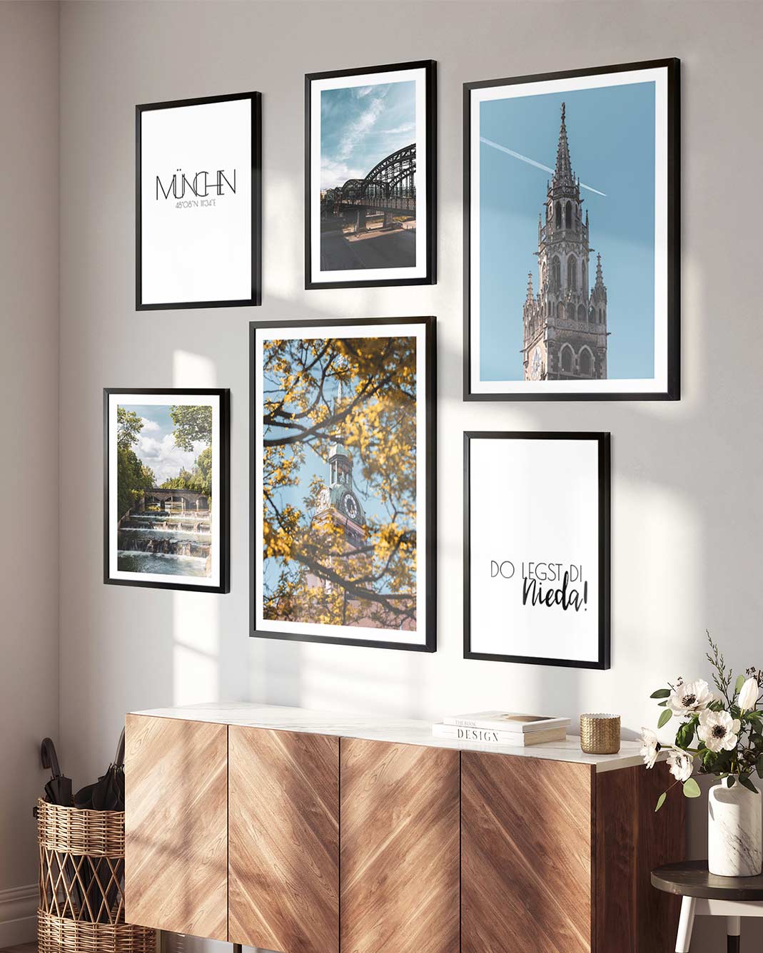 Fertiges Poster Set von München in schwarzen Rahmen im Wohnzimmer über der Kommode. Fotografien der Sehenswürdigkeiten.