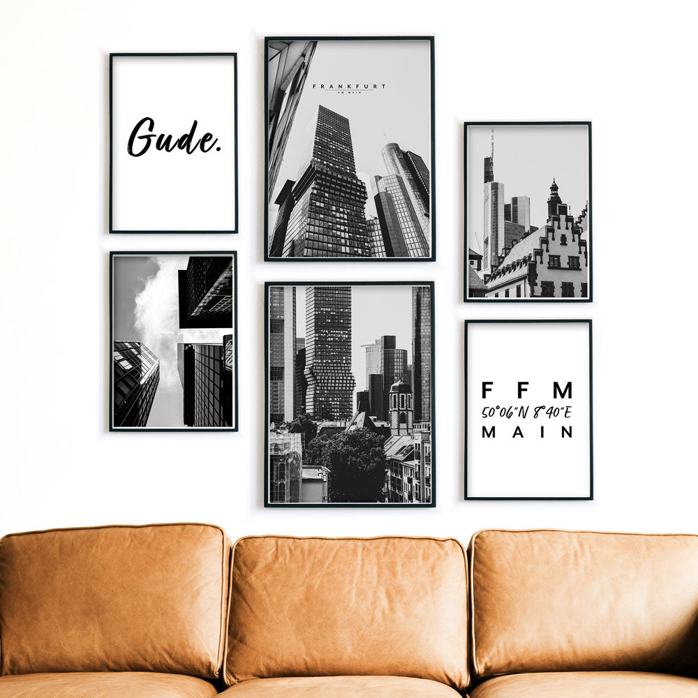 Fertige Frankfurt Bilderwand mit 4 schwarz weiß Fotografien der Frankfurter Skyline kombiniert mit Frankfurt Spruch Bildern. Poster Set in schwarzen Bilderrahmen über dem Sofa