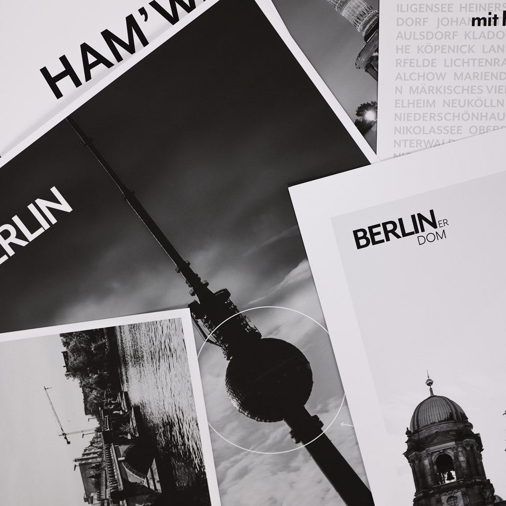 Nahaufnahme vom Berlin Poster Set, Poster liegen übereinander auf einem Haufen. Bild vom Fernsehturm und Berlin Dom im Vordergrund.