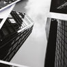 Nahaufnahme der Druckqualität eines Frankfurt Poster von Hochhäusern in schwarz weiß