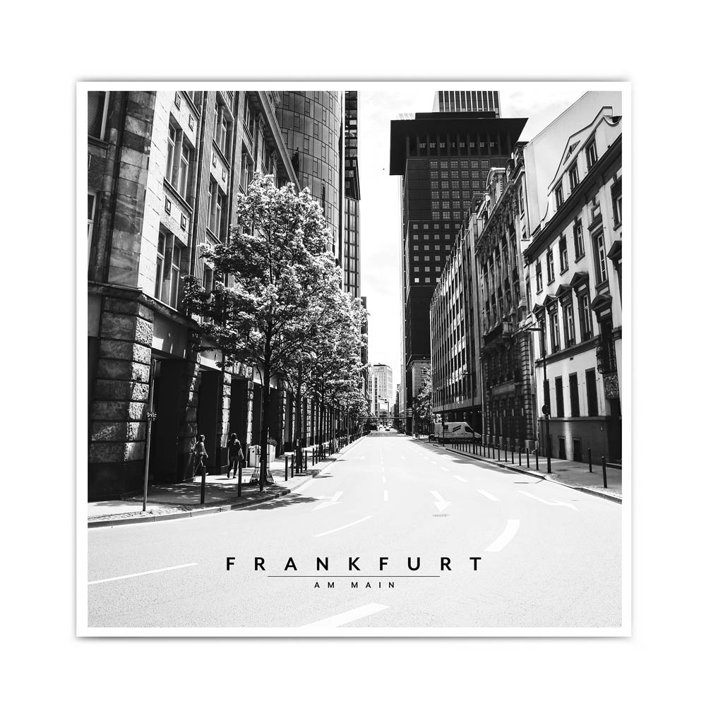Schwarz Weiß Frankfurt Poster. Bild auf den Straßen Frankfurts zwischen den Hochhäusern. Bild im quadratischen 30x30cm Format.