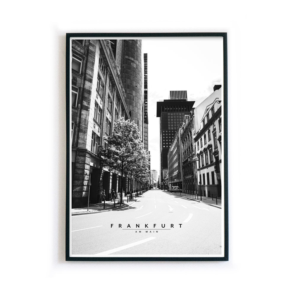 Schwarz Weiß Frankfurt Poster. Bild auf den Straßen Frankfurts zwischen den Hochhäusern. Bild im schwarzen Bilderrahmen.