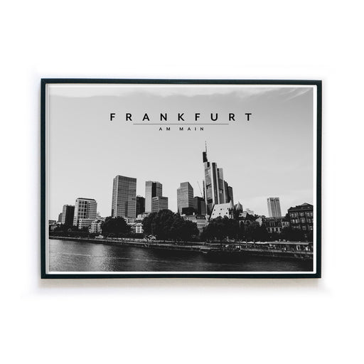 Schwarz Weiß Frankfurt Poster im Querformat. Skyline von Frankfurt am Main. Bild im schwarzen Bilderrahmen.
