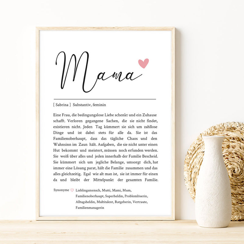 Personalisiertes Definition Mama Poster mit netten Worten und Synonymen die Eigenschaften einer Mutter beschreiben. Im hellen Holzrahmen auf einer Kommode.