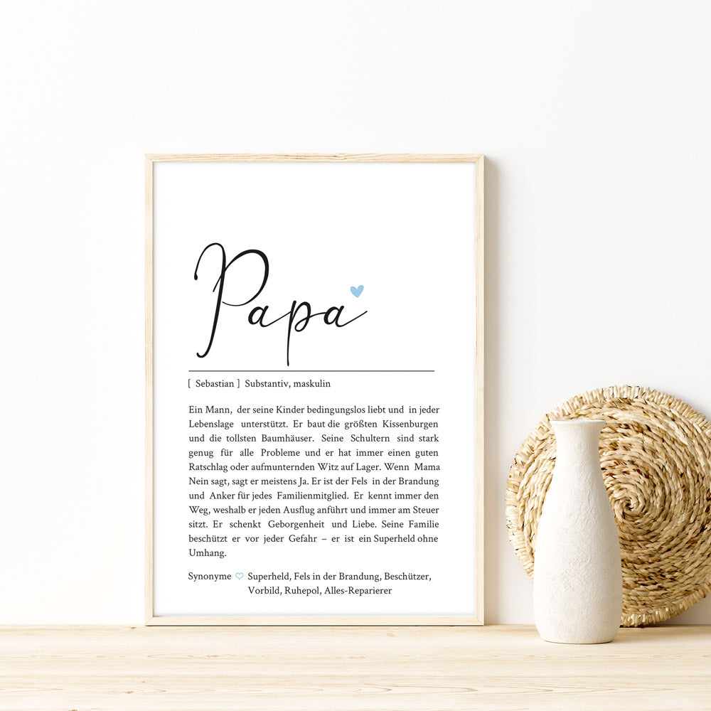 Papa Definition Poster mit personalisierten Namen und Synonymen. Liebevoller Text was einen Papa ausmacht. Bild im hellen Holzrahmen.