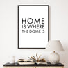 Home is where the dome is Poster. Köln Spruch Bild in schwarzer Schrift auf weißen Papier. Fertig gerahmt als Wandbild über einer Kommode