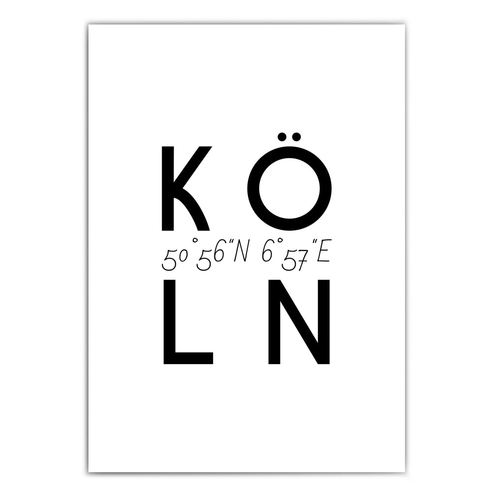 Köln Spruch Bild in schwarz weiß. Köln Schriftzug mit den Köln Koordinaten in der Mitte.