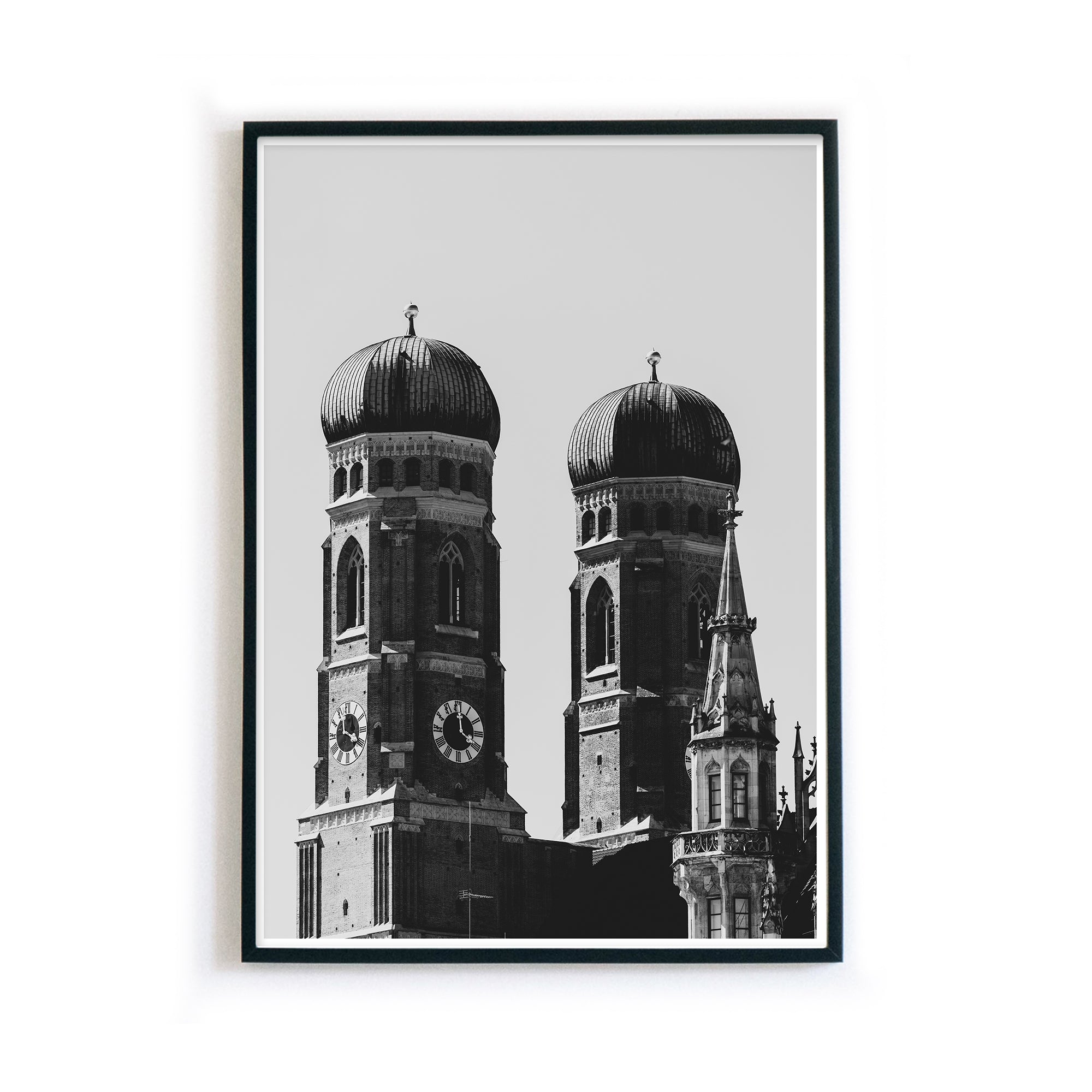 4one-pictures-poster-a4-a3-a2-munich-muc-muenchen-stadt-frauenkirche-schwarz-weiss-geschenk-wanddeko-bilderrahmen-b.jpg