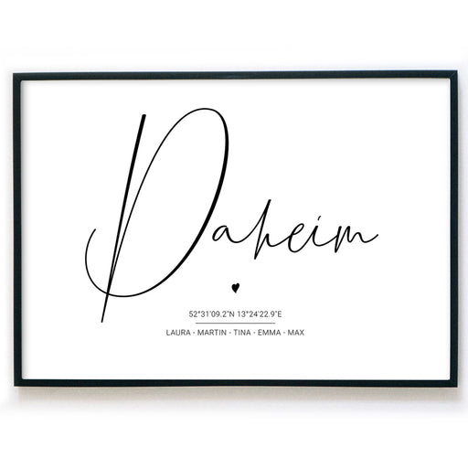 Daheim Poster im Querformat und schwarzen Bilderrahmen. Daheim Schriftzug mit personalisierten Koordinaten und Namen darunter.