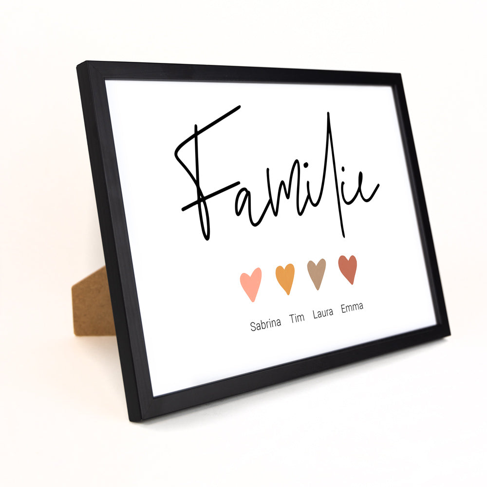 Personalisiertes Familie Poster im Querformat, gerahmt im schwarzen Din A4 Bilderrahmen. Familie mit Herzen und individuellen Namen darunter.