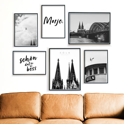 6er Köln Poster Set in schwarz weiß über dem Sofa. Köln Fotografien vom Kölner Dom kombiniert mit morje und schöt dat de do bess sprüchen.