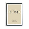 Home Sweet Home Poster in Beige mit personalisierten Vornamen und Familiennamen. Bild im schwarzen Bilderrahmen.