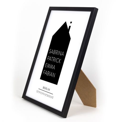 Schwarzen Haus als personalisierbares Poster mit Namen, Ort und Koordinaten. Einrahmt in einem schwarzen Din A4 Bilderrahmen mit Aufsteller.