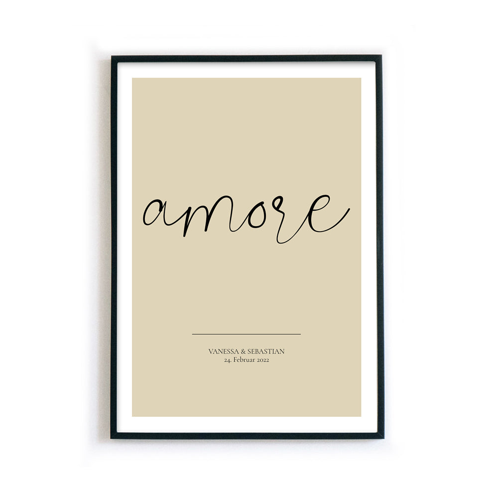 amore Bild mit beigen Hintergrund, unten personalisierte Namen & Datum. Poster im schwarzen Bilderrahmen.