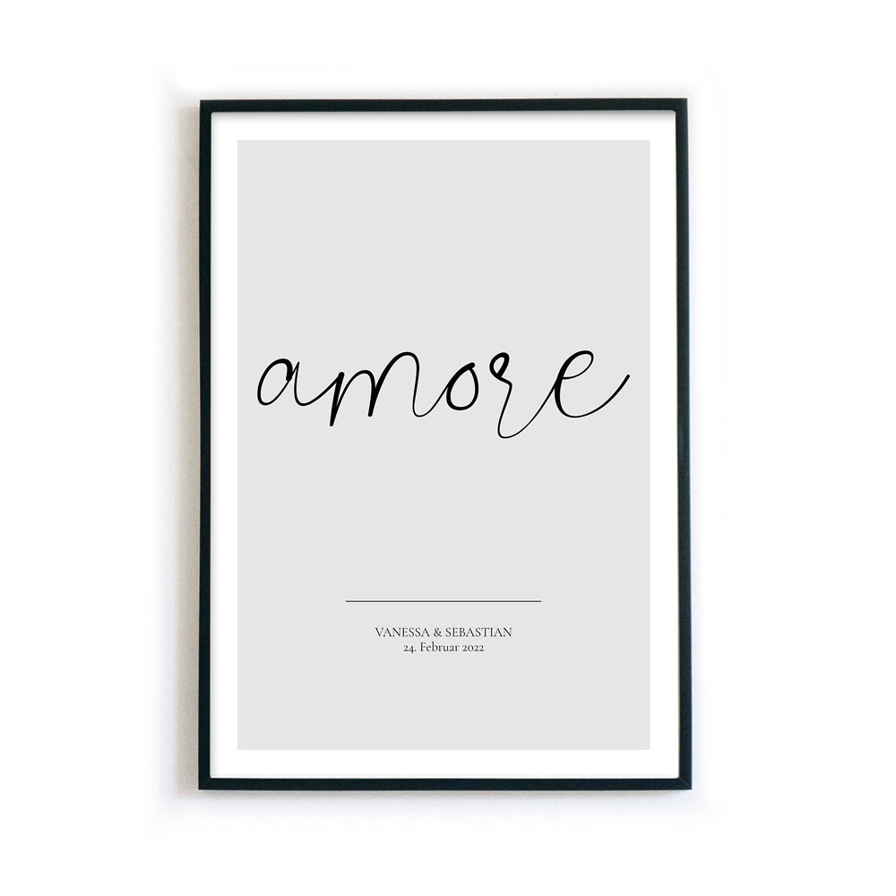 amore Bild mit grauen Hintergrund, unten personalisierte Namen & Datum. Bild im schwarzen Bilderrahmen.